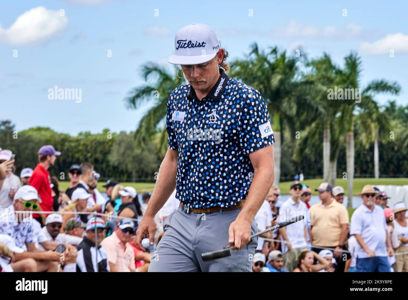 Miami, FL, USA. 30.. Oktober 2022. Cameron Smith spielt beim Finale der LIV Golf Team Championship Miami im Trump National Doral Miami, Doral, Florida Sonntag, 30. Oktober 2022, einen Schuss aus dem 18.-Loch. Kredit: Yaroslav Sabitov/YES Market Media/Alamy Live Nachrichten Stockfoto