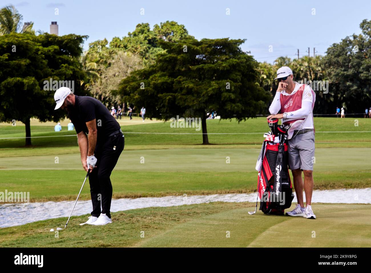 Miami, FL, USA. 30.. Oktober 2022. Dustin Johnson spielt beim Finale der LIV Golf Team Championship Miami im Trump National Doral Miami, Doral, Florida Sonntag, 30. Oktober 2022, einen Schuss aus dem 18.-Loch. Kredit: Yaroslav Sabitov/YES Market Media/Alamy Live Nachrichten Stockfoto