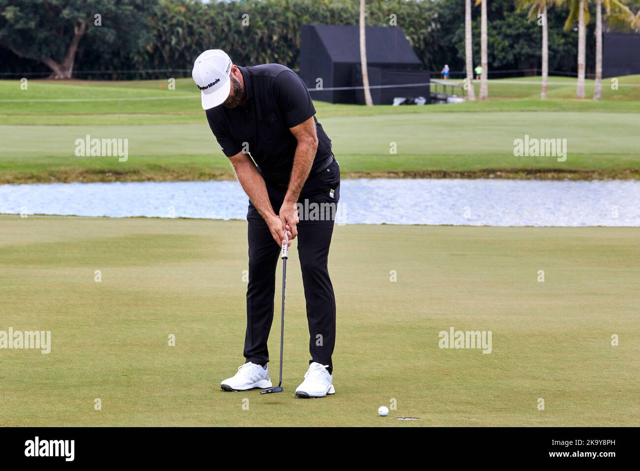 Miami, FL, USA. 30.. Oktober 2022. Dustin Johnson spielt beim Finale der LIV Golf Team Championship Miami im Trump National Doral Miami, Doral, Florida Sonntag, 30. Oktober 2022, einen Schuss aus dem 18.-Loch. Kredit: Yaroslav Sabitov/YES Market Media/Alamy Live Nachrichten Stockfoto