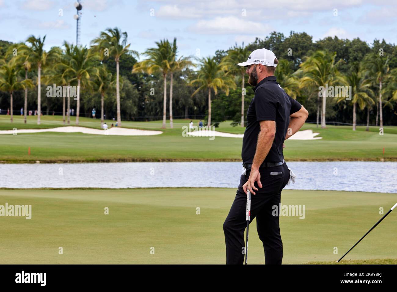 Miami, FL, USA. 30.. Oktober 2022. Dustin Johnson spielt beim Finale der LIV Golf Team Championship Miami im Trump National Doral Miami, Doral, Florida Sonntag, 30. Oktober 2022, einen Schuss aus dem 18.-Loch. Kredit: Yaroslav Sabitov/YES Market Media/Alamy Live Nachrichten Stockfoto