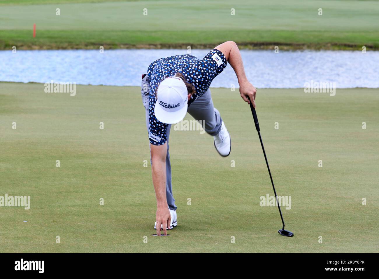 Miami, FL, USA. 30.. Oktober 2022. Cameron Smith spielt beim Finale der LIV Golf Team Championship Miami im Trump National Doral Miami, Doral, Florida Sonntag, 30. Oktober 2022, einen Schuss aus dem 18.-Loch. Kredit: Yaroslav Sabitov/YES Market Media/Alamy Live Nachrichten Stockfoto