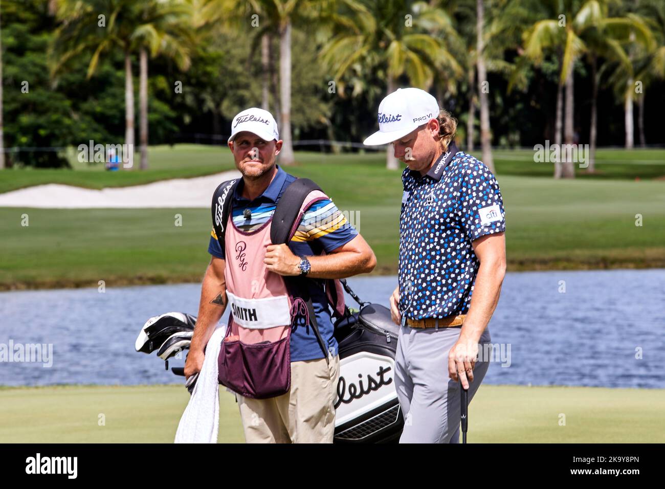 Miami, FL, USA. 30.. Oktober 2022. Cameron Smith spielt beim Finale der LIV Golf Team Championship Miami im Trump National Doral Miami, Doral, Florida Sonntag, 30. Oktober 2022, einen Schuss aus dem 18.-Loch. Kredit: Yaroslav Sabitov/YES Market Media/Alamy Live Nachrichten Stockfoto