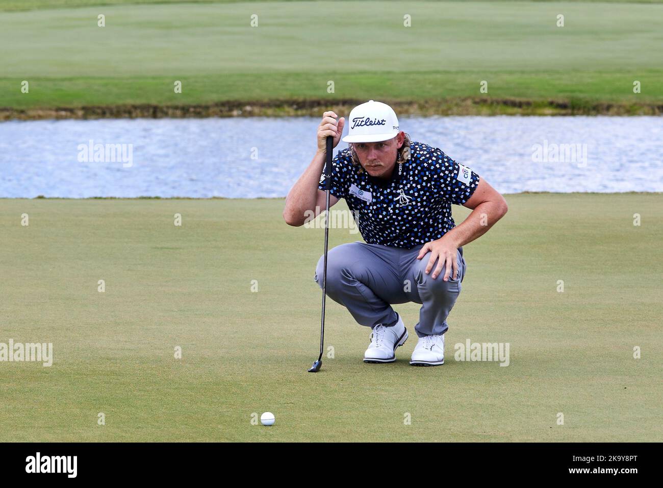 Miami, FL, USA. 30.. Oktober 2022. Cameron Smith spielt beim Finale der LIV Golf Team Championship Miami im Trump National Doral Miami, Doral, Florida Sonntag, 30. Oktober 2022, einen Schuss aus dem 18.-Loch. Kredit: Yaroslav Sabitov/YES Market Media/Alamy Live Nachrichten Stockfoto