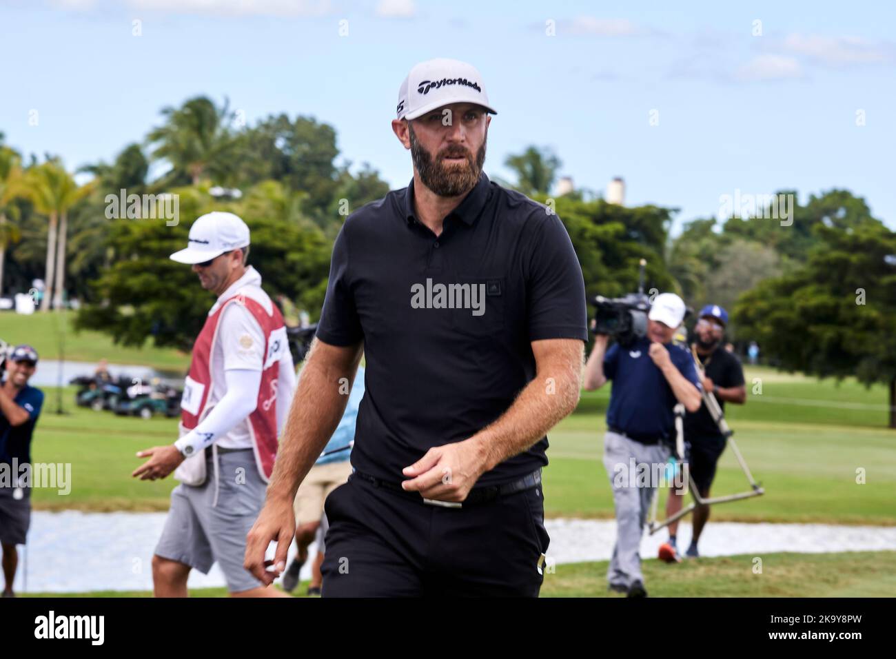 Miami, FL, USA. 30.. Oktober 2022. Dustin Johnson spielt beim Finale der LIV Golf Team Championship Miami im Trump National Doral Miami, Doral, Florida Sonntag, 30. Oktober 2022, einen Schuss aus dem 18.-Loch. Kredit: Yaroslav Sabitov/YES Market Media/Alamy Live Nachrichten Stockfoto