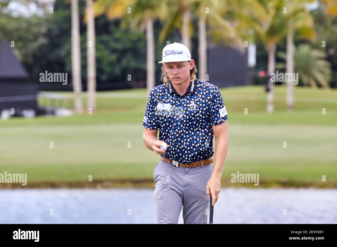 Miami, FL, USA. 30.. Oktober 2022. Cameron Smith spielt beim Finale der LIV Golf Team Championship Miami im Trump National Doral Miami, Doral, Florida Sonntag, 30. Oktober 2022, einen Schuss aus dem 18.-Loch. Kredit: Yaroslav Sabitov/YES Market Media/Alamy Live Nachrichten Stockfoto