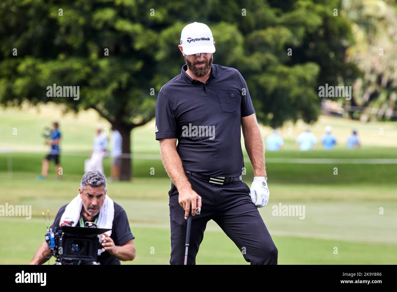 Miami, FL, USA. 30.. Oktober 2022. Dustin Johnson spielt beim Finale der LIV Golf Team Championship Miami im Trump National Doral Miami, Doral, Florida Sonntag, 30. Oktober 2022, einen Schuss aus dem 18.-Loch. Kredit: Yaroslav Sabitov/YES Market Media/Alamy Live Nachrichten Stockfoto