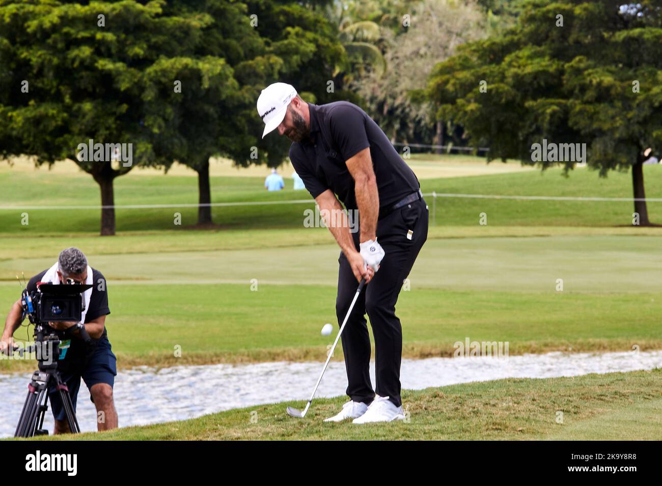 Miami, FL, USA. 30.. Oktober 2022. Dustin Johnson spielt beim Finale der LIV Golf Team Championship Miami im Trump National Doral Miami, Doral, Florida Sonntag, 30. Oktober 2022, einen Schuss aus dem 18.-Loch. Kredit: Yaroslav Sabitov/YES Market Media/Alamy Live Nachrichten Stockfoto