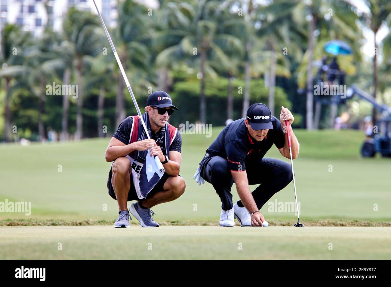 Miami, FL, USA. 30.. Oktober 2022. Charl Schwartzel gegen Patrick Reed spielt beim Finale der LIV Golf Team Championship Miami im Trump National Doral Miami, Doral, Florida Sonntag, 30. Oktober 2022, einen Schuss aus dem 18.-Loch. Kredit: Yaroslav Sabitov/YES Market Media/Alamy Live Nachrichten Stockfoto