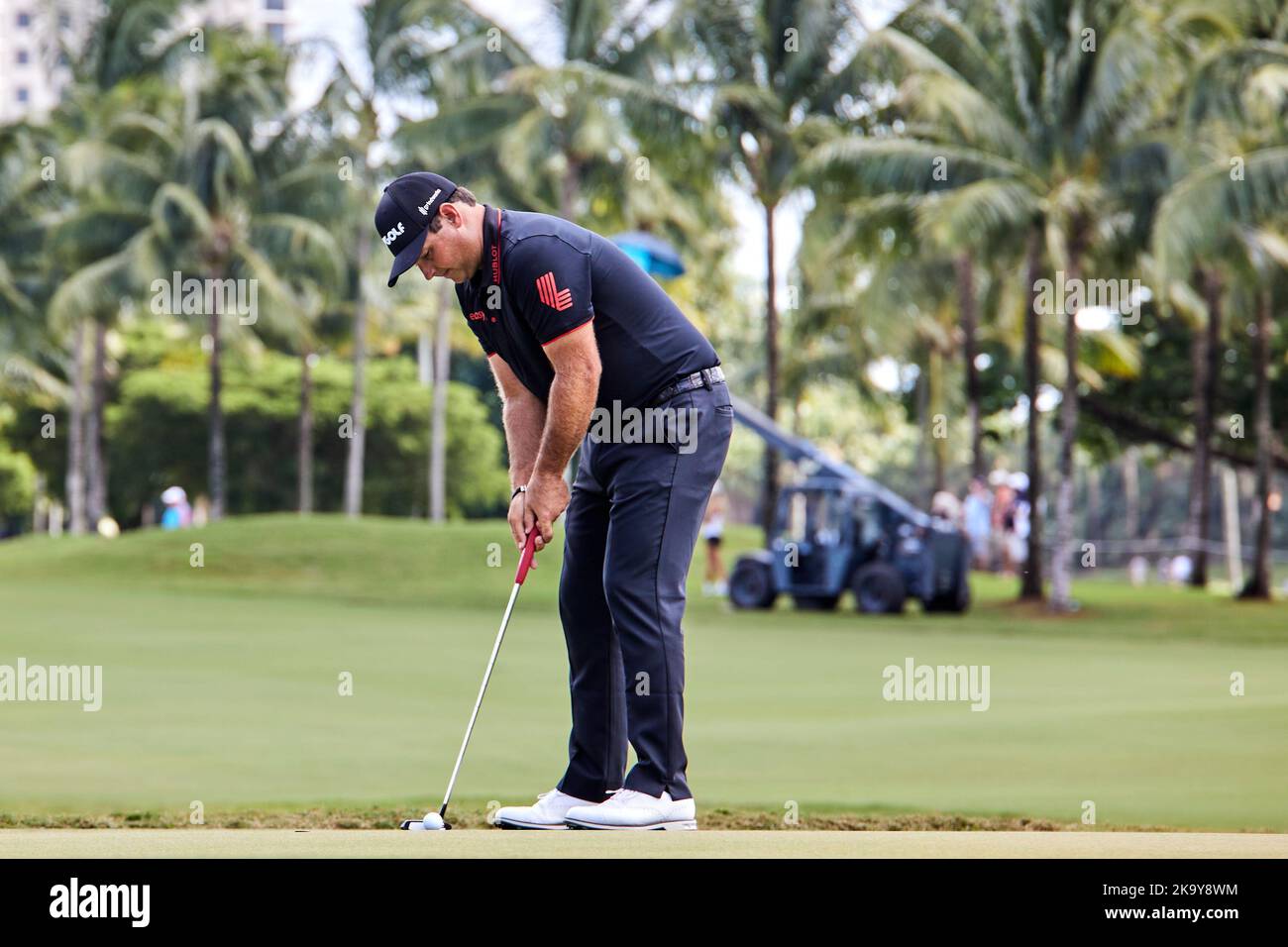 Miami, FL, USA. 30.. Oktober 2022. Charl Schwartzel gegen Patrick Reed spielt beim Finale der LIV Golf Team Championship Miami im Trump National Doral Miami, Doral, Florida Sonntag, 30. Oktober 2022, einen Schuss aus dem 18.-Loch. Kredit: Yaroslav Sabitov/YES Market Media/Alamy Live Nachrichten Stockfoto