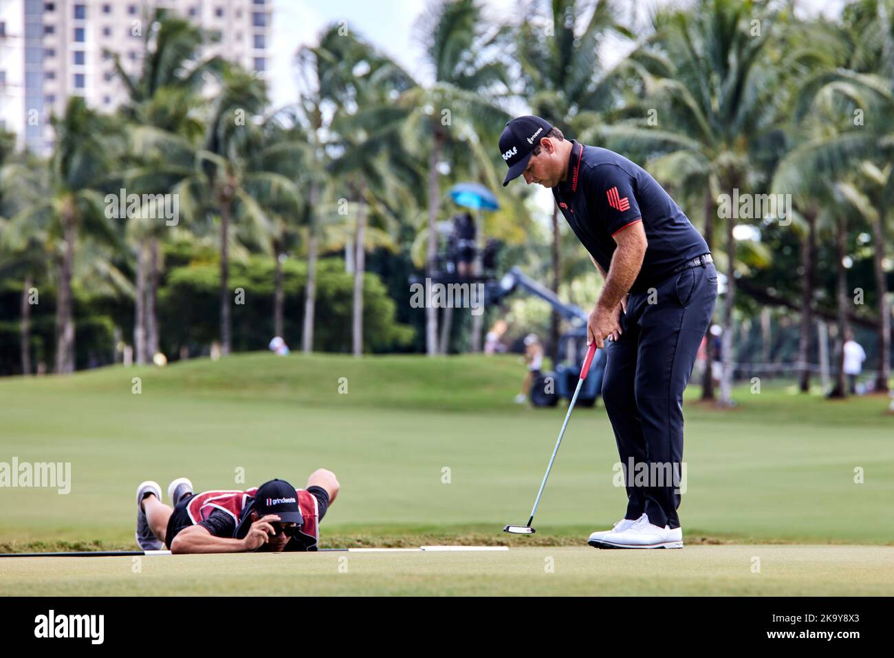 Miami, FL, USA. 30.. Oktober 2022. Charl Schwartzel gegen Patrick Reed spielt beim Finale der LIV Golf Team Championship Miami im Trump National Doral Miami, Doral, Florida Sonntag, 30. Oktober 2022, einen Schuss aus dem 18.-Loch. Kredit: Yaroslav Sabitov/YES Market Media/Alamy Live Nachrichten Stockfoto