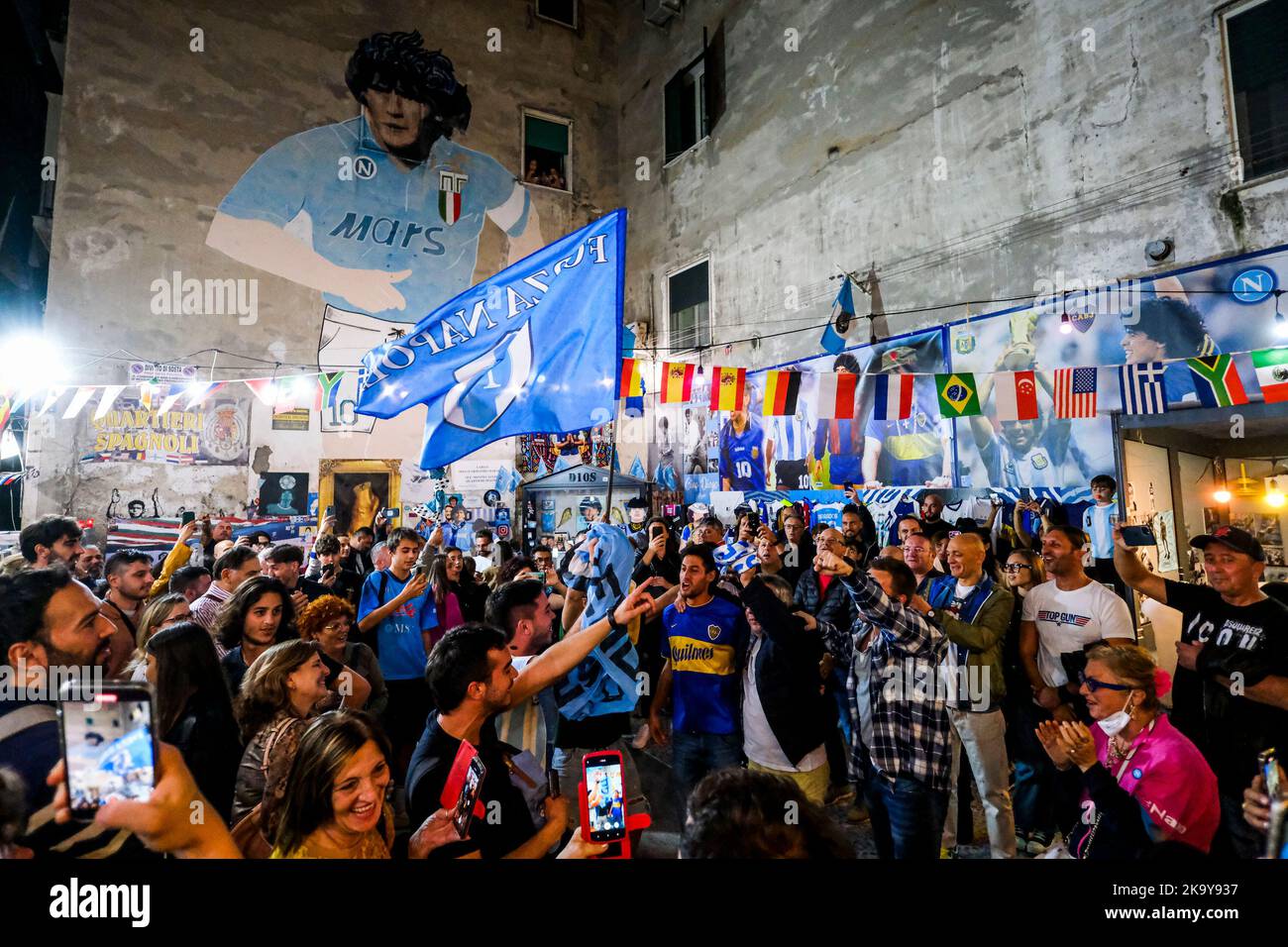 Heute ist für die Neapolitaner Diego Armando Maradona Geburtstag Neapel. Fans ehren Diego Armando Maradona, der fast zwei Jahre nach seinem Tod das historische Wandgemälde in den spanischen Vierteln besucht Stockfoto