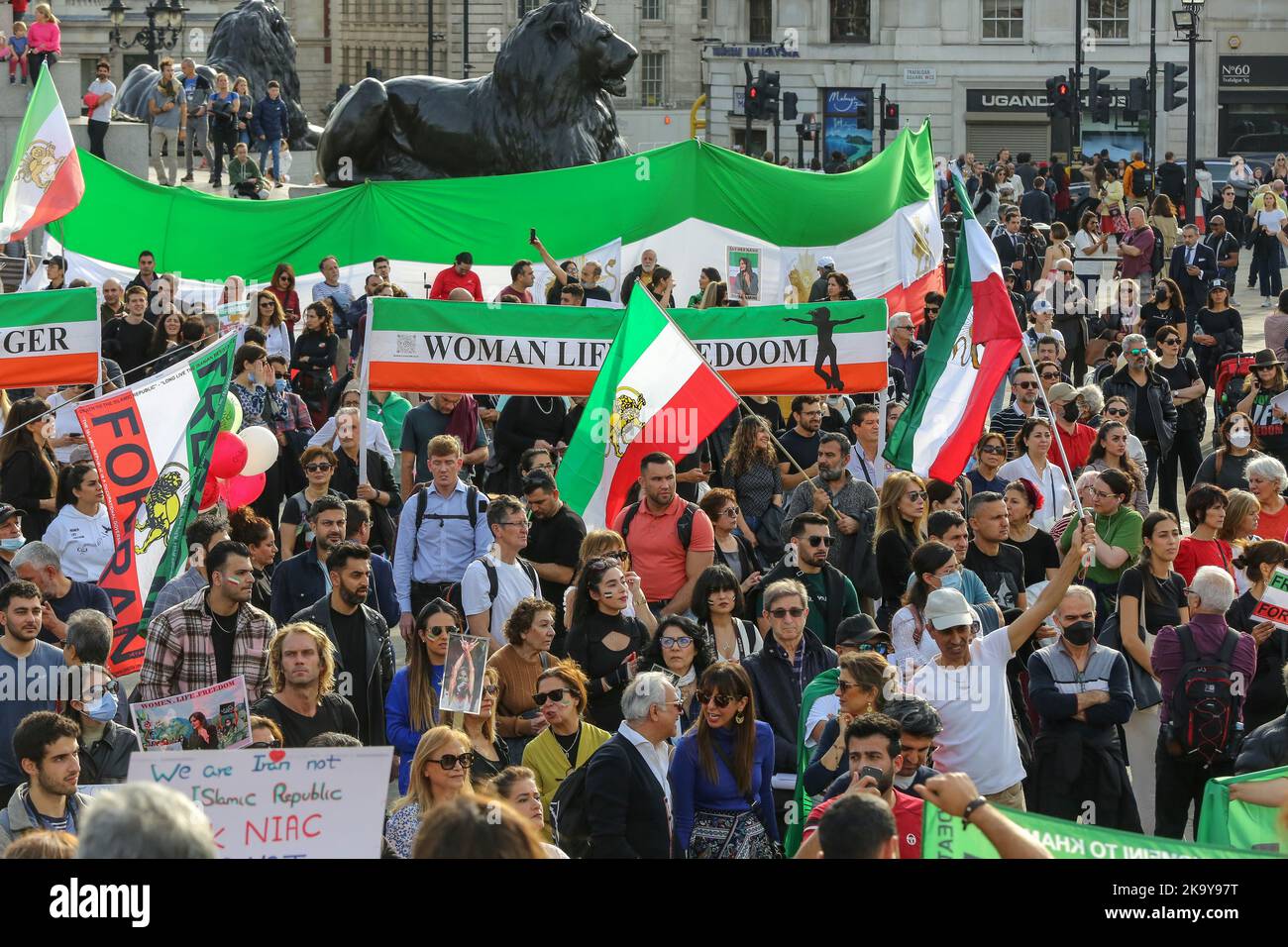 London, Großbritannien. 29. Oktober 2022. Iranische Demonstranten versammeln sich auf dem Trafalgar Square, um weiterhin Gerechtigkeit für Mahsa Amini zu fordern, die in einem Krankenhaus in Teheran, Iran, während ihrer Haft durch die iranische Moralpolizei, die die Regeln für die Kleiderordnung der Frauen durchsetzt, starb, und andere Opfer des iranischen Regimes, Und Freiheit für den Iran. Kredit: SOPA Images Limited/Alamy Live Nachrichten Stockfoto