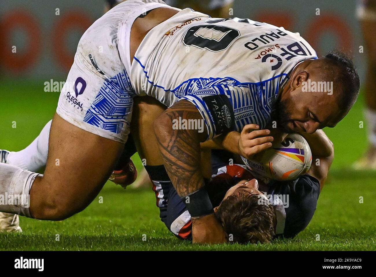 Arthur Mourgue aus Frankreich erhält ein großes Tackle von Junior Paulo aus Samoa während der Rugby League World Cup 2021 Gruppe A Spiel Samoa gegen Frankreich im Halliwell Jones Stadium, Warrington, Großbritannien, 30.. Oktober 2022 (Foto von Craig Thomas/News Images) in, am 10/30/2022. (Foto von Craig Thomas/News Images/Sipa USA) Quelle: SIPA USA/Alamy Live News Stockfoto