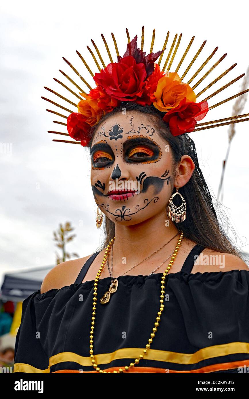 EMPORIA, KANSAS - 29. OKTOBER 2022 Einheimische Frauen tragen Calaveras Make-up und Kostüme 