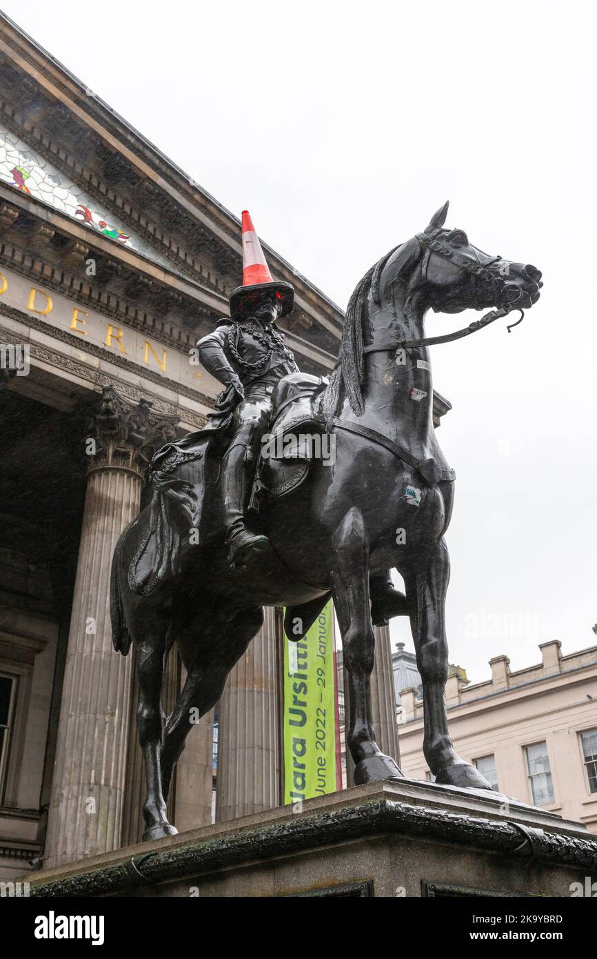 Reiterstatue des Herzogs von Wellington, berühmt für einen Kegelhut. Glasgow Museum of Modern Art Scotland, Glasgow, Vereinigtes Königreich. Stockfoto