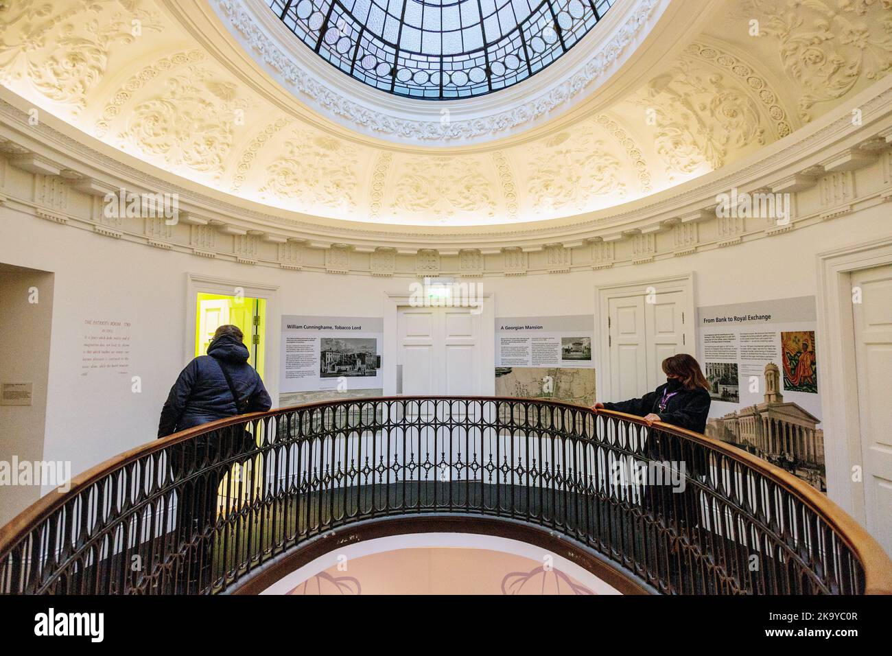 Innenansicht des Buntglaskuppelhimmel, Gallery of Modern Art ( Goma) 111 Queen St, Royal Exchange Square, Glasgow, Schottland. Stockfoto