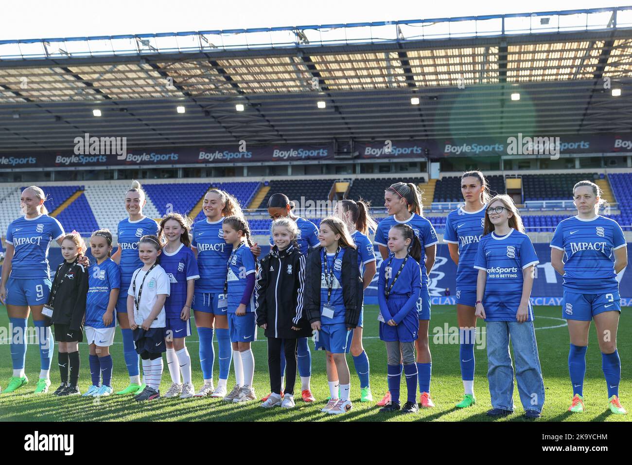 Birmingham, Großbritannien. 30. Oktober 2022. Maskottchen vor dem Spiel der FA Women's Championship Birmingham City Women vs Sheffield United Women in St Andrews, Birmingham, Großbritannien, 30.. Oktober 2022 (Foto von Simon Bissett/News Images) Credit: News Images LTD/Alamy Live News Stockfoto