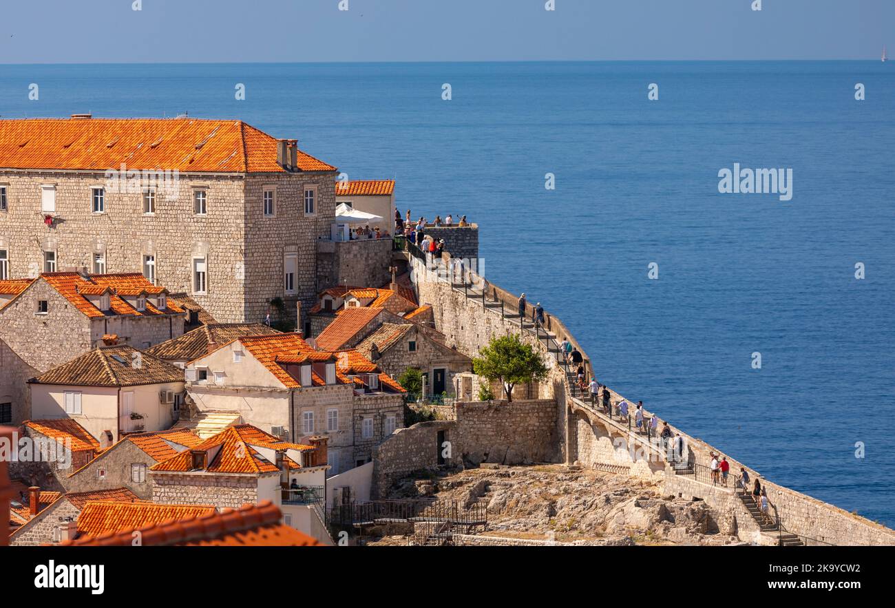 DUBROVNIK, KROATIEN, EUROPA - Touristen spazieren an der Mauer in der Festungsstadt Dubrovnik an der Dalmatiner Küste. Stockfoto
