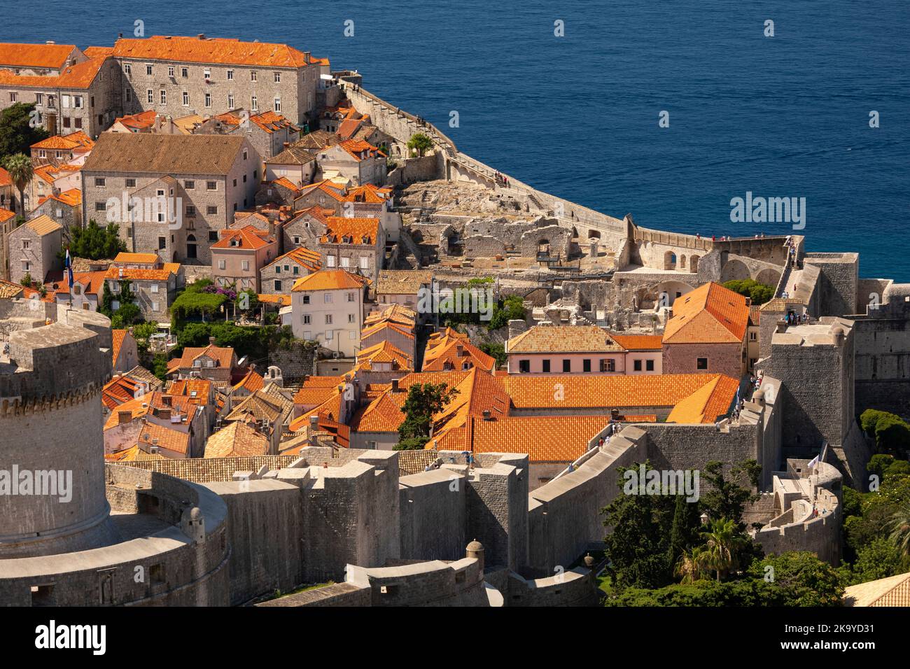 DUBROVNIK, KROATIEN, EUROPA - die ummauerte Festungsstadt Dubrovnik an der Dalmatiner Küste. Stockfoto