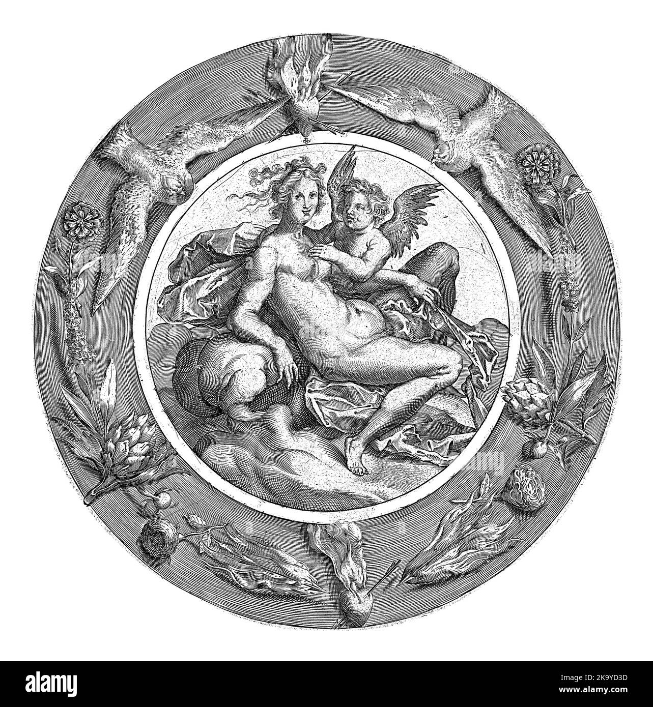 Amor steht neben ihr. Um die zentrale Szene herum ist ein Randschriftzug in Latein und um diese herum eine Grenze mit Attributen und Symbolen der Venus/Liebe: r Stockfoto Amor steht neben ihr. Um die zentrale Szene herum ist ein Randschriftzug in Latein und um diese herum eine Grenze mit Attributen und Symbolen der Venus/Liebe: r Stockfoto