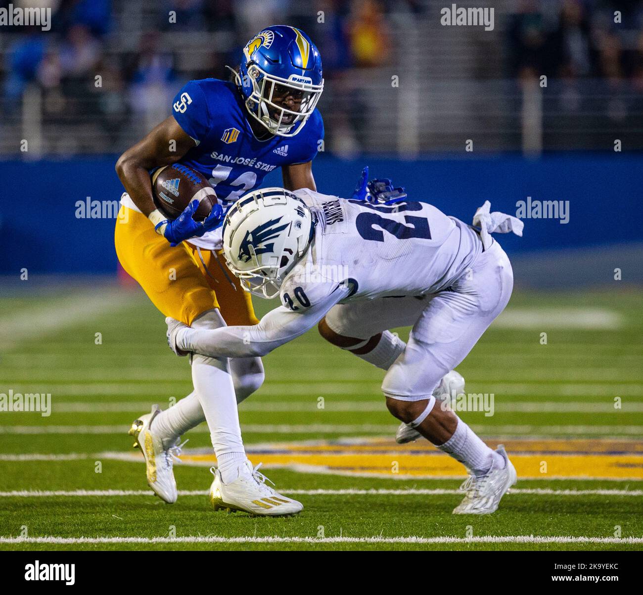 CEFCU Stadium San Jose, CA. 29. Oktober 2022. San Jose, CA U.S.A. der San Jose State Wide Receiver Jermaine Braddock (13) kämpft nach einem kurzen Pass während des NCAA Football Spiels zwischen Nevada Wolfpack und den San Jose State Spartans um weitere Meter. San Jose schlug Nevada 35-28 im CEFCU Stadium San Jose, CA. Thurman James/CSM/Alamy Live News Stockfoto