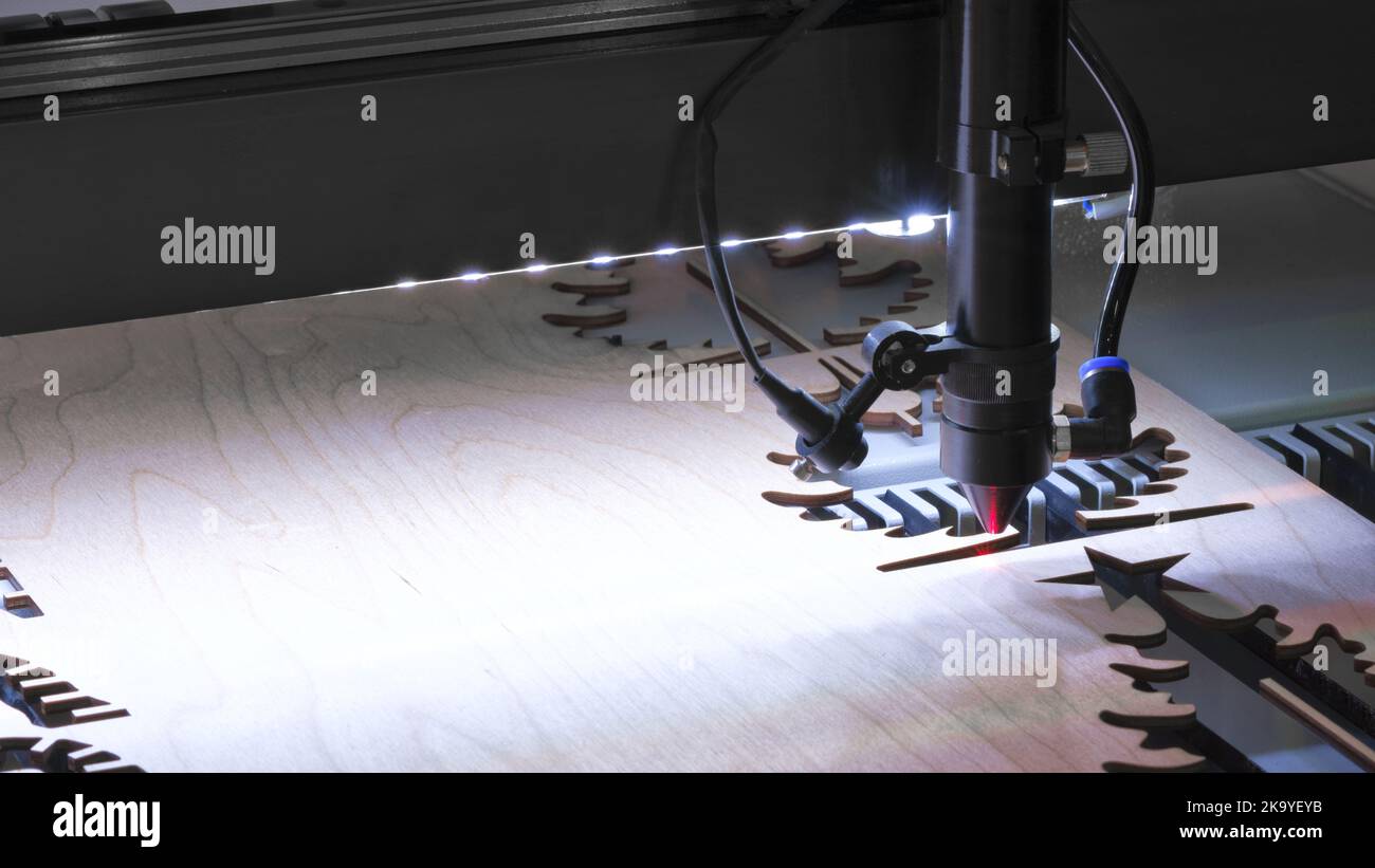 Die Lasermaschine schneidet ein Bild auf einem flachen Holzblech aus Sperrholz oder Stahl in einer Universität Stockfoto