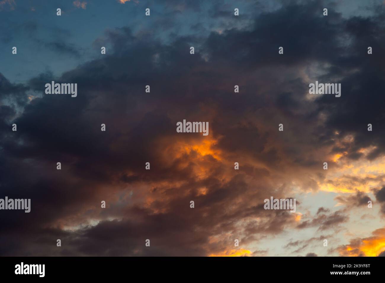 Dramatische Wolkenlandschaft bei Sonnenaufgang. Filmische Wolken am Morgen. Naturhintergrundfoto. Stockfoto