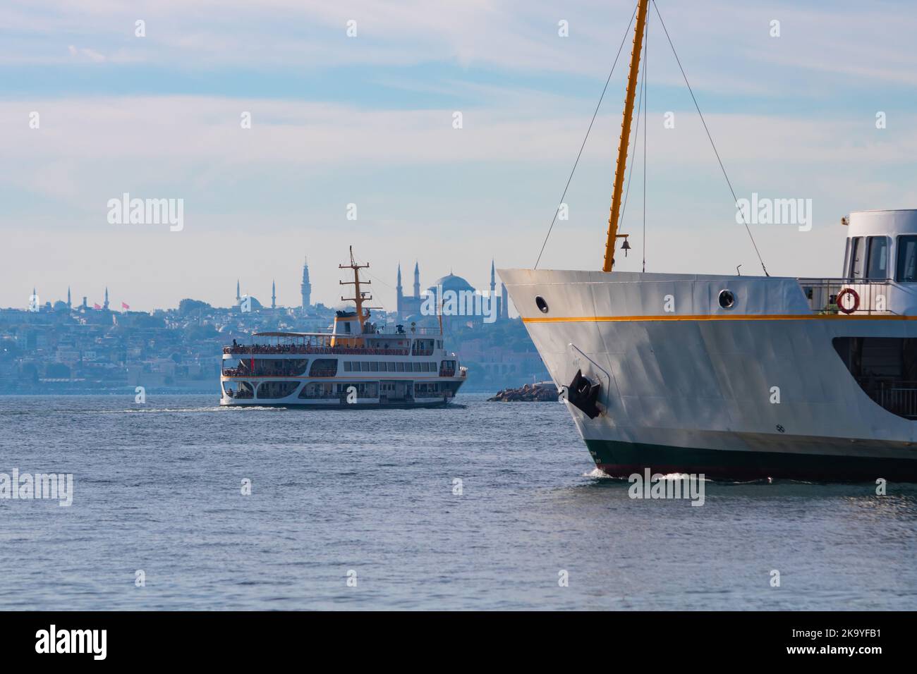 Istanbuls berühmte Fähren vom kadikoy-Viertel. Historische Halbinsel von Istanbul im Hintergrund. Stockfoto