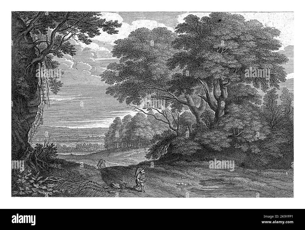 Reisende in einer Waldlandschaft, Alexander Voet, nach Jacques Fouquier, 1661 - 1689 bewaldete Hügellandschaft mit einem Mann mit einem Korb auf dem Rücken und einem Do Stockfoto