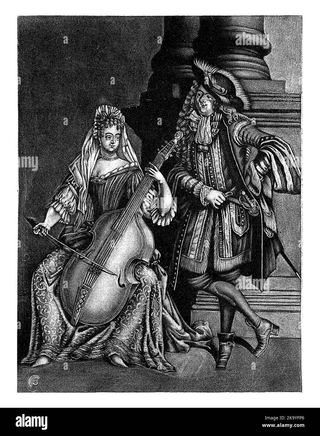 Das Sense-Hören. Ein Mann hört - sich an einen Sockel lehnend - dem Spiel eines Cellisten zu. Stockfoto