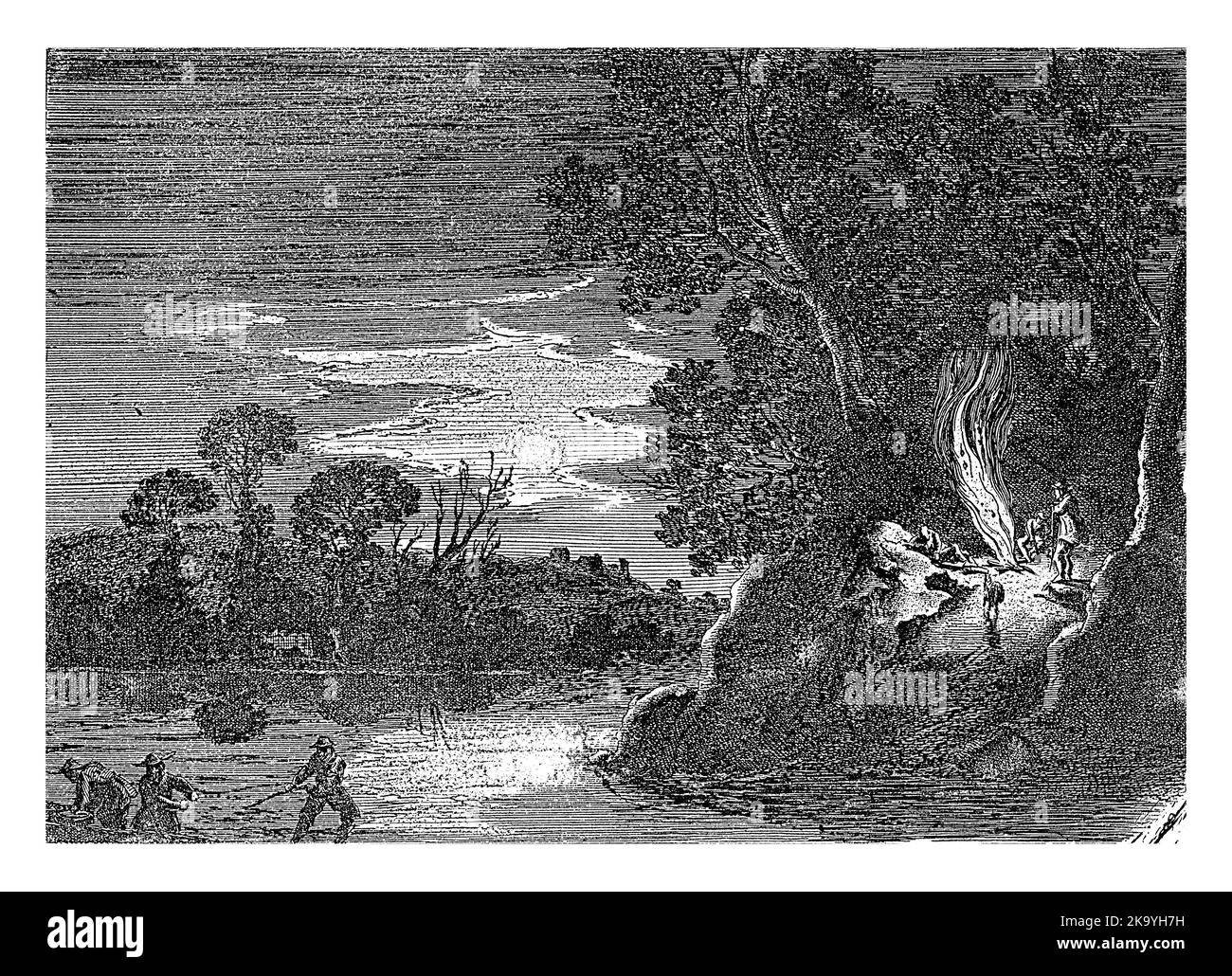 Am Ufer eines Sees sitzen nachts einige Figuren um ein Lagerfeuer herum. Drei Fischer arbeiten im Wasser. Stockfoto