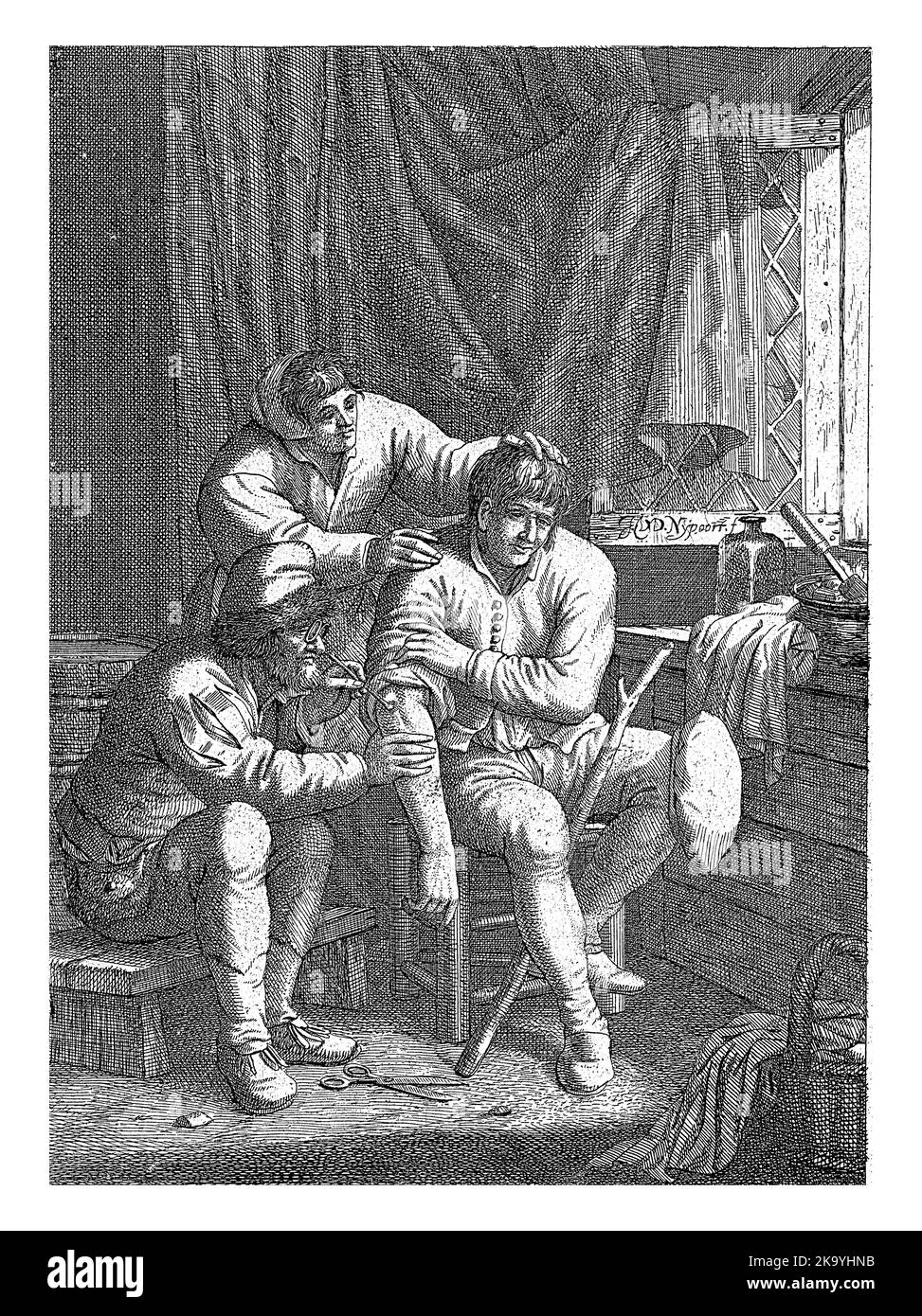 In einem Raum neben einem Fenster verbrennt ein Chirurg die Wunde eines Mannes. Ein anderer Mann hält den Patienten an Kopf und Schulter. Stockfoto