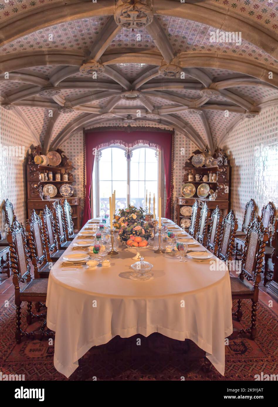 Formelle Tabelle stellte keine Leute in Vintage-Einstellung Stockfoto