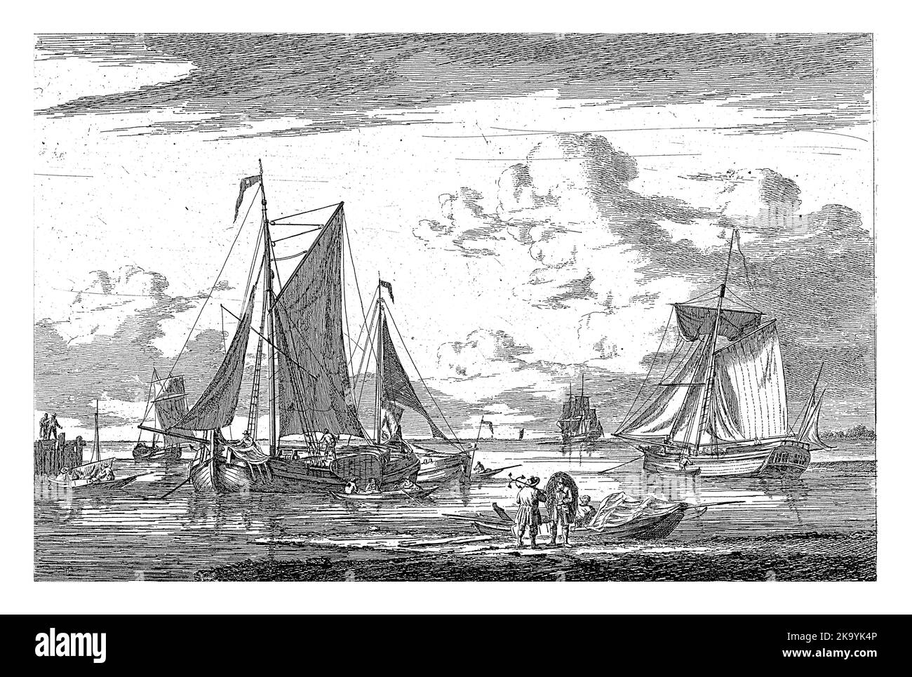 Seascape mit Segelschiffen und im Vordergrund eine Schlinge mit zwei Figuren. Einer der Männer im Beiboot wird gerudert, während der andere ein Fischernetz wirft Stockfoto