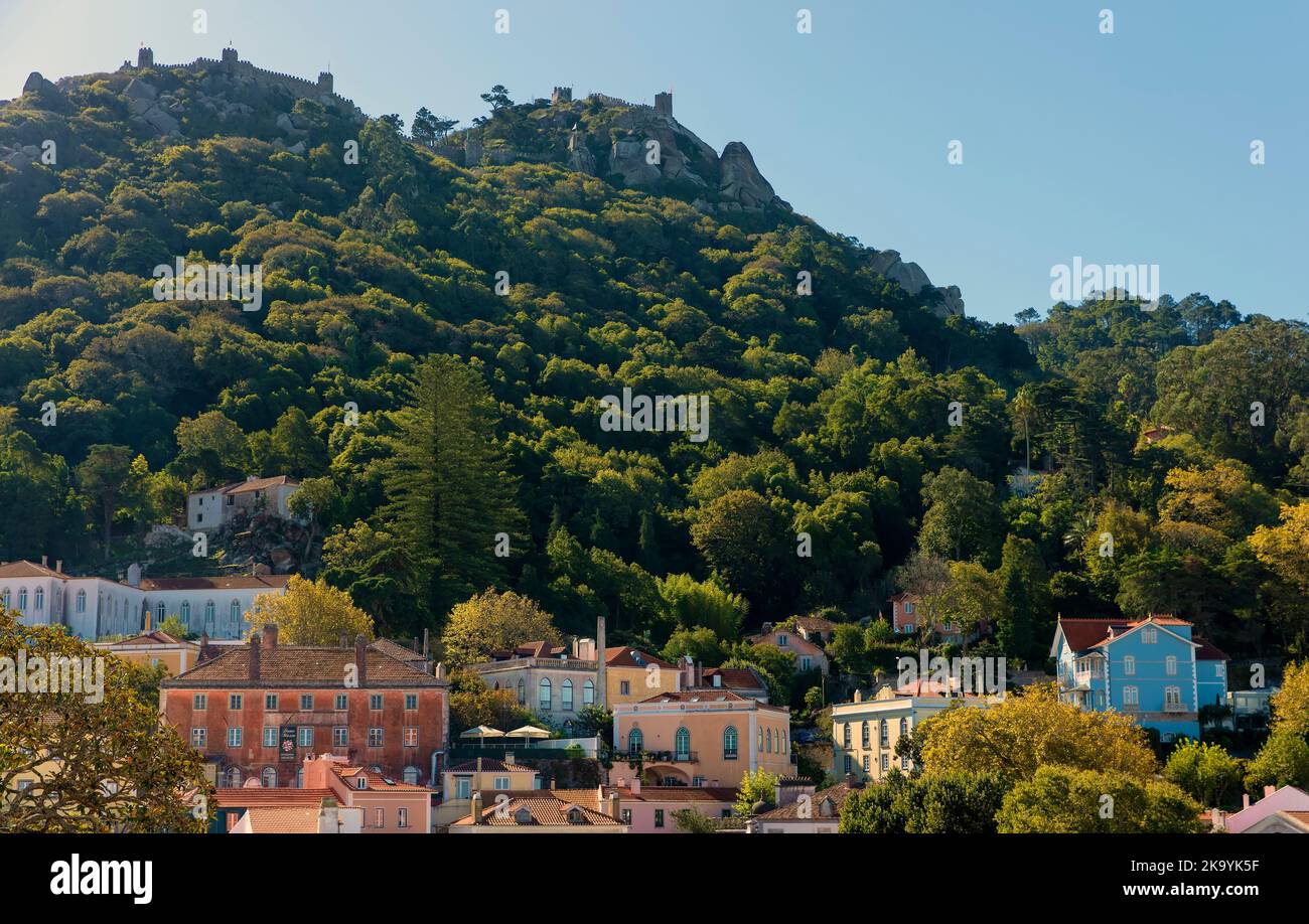 Maurische Burg mit Blick auf die Stadt Sintra, Portugal Stockfoto