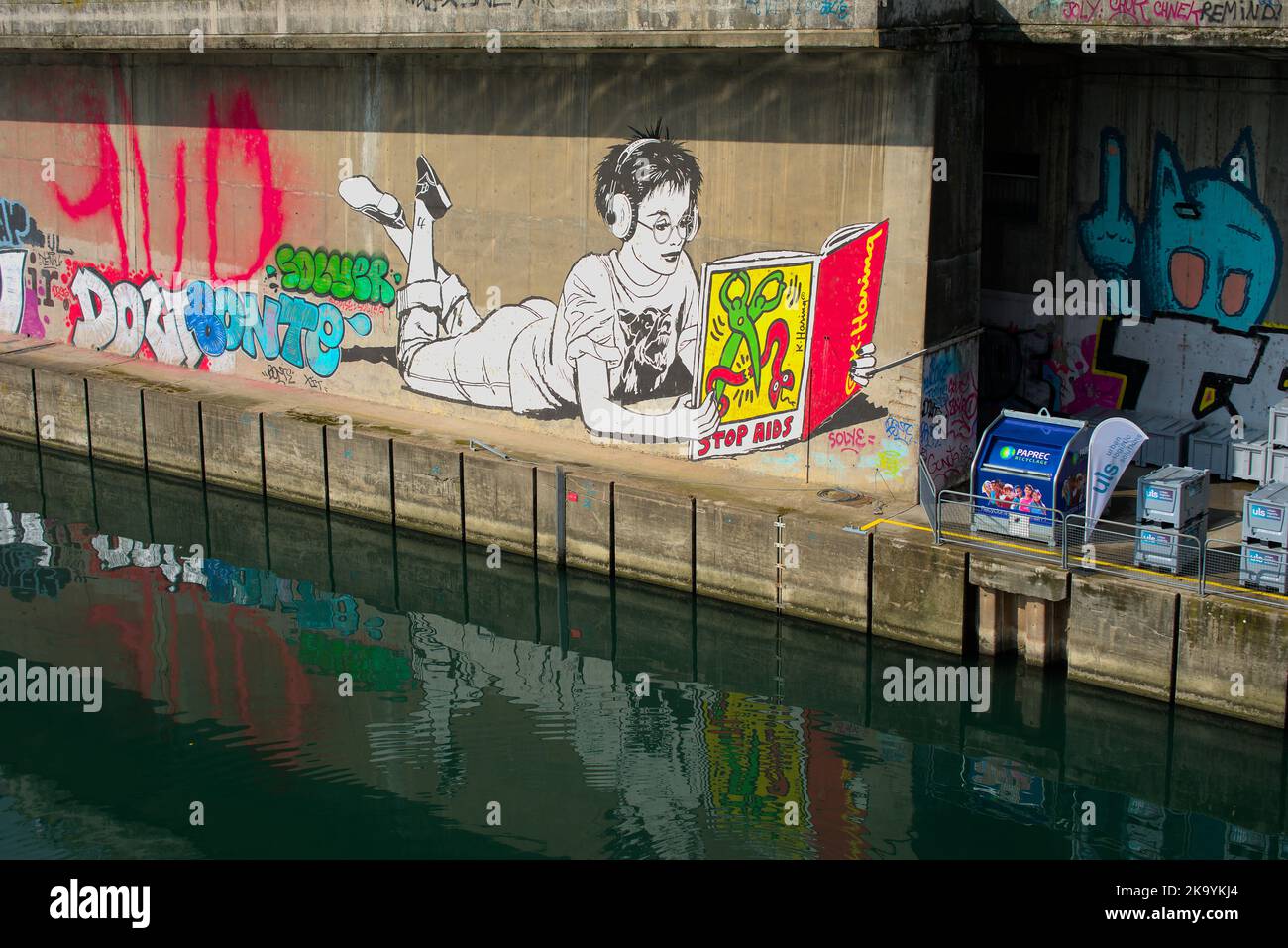 Street Art einer Frau´s Bezug auf Keith Harings Stop-Aids-Artwork Stockfoto