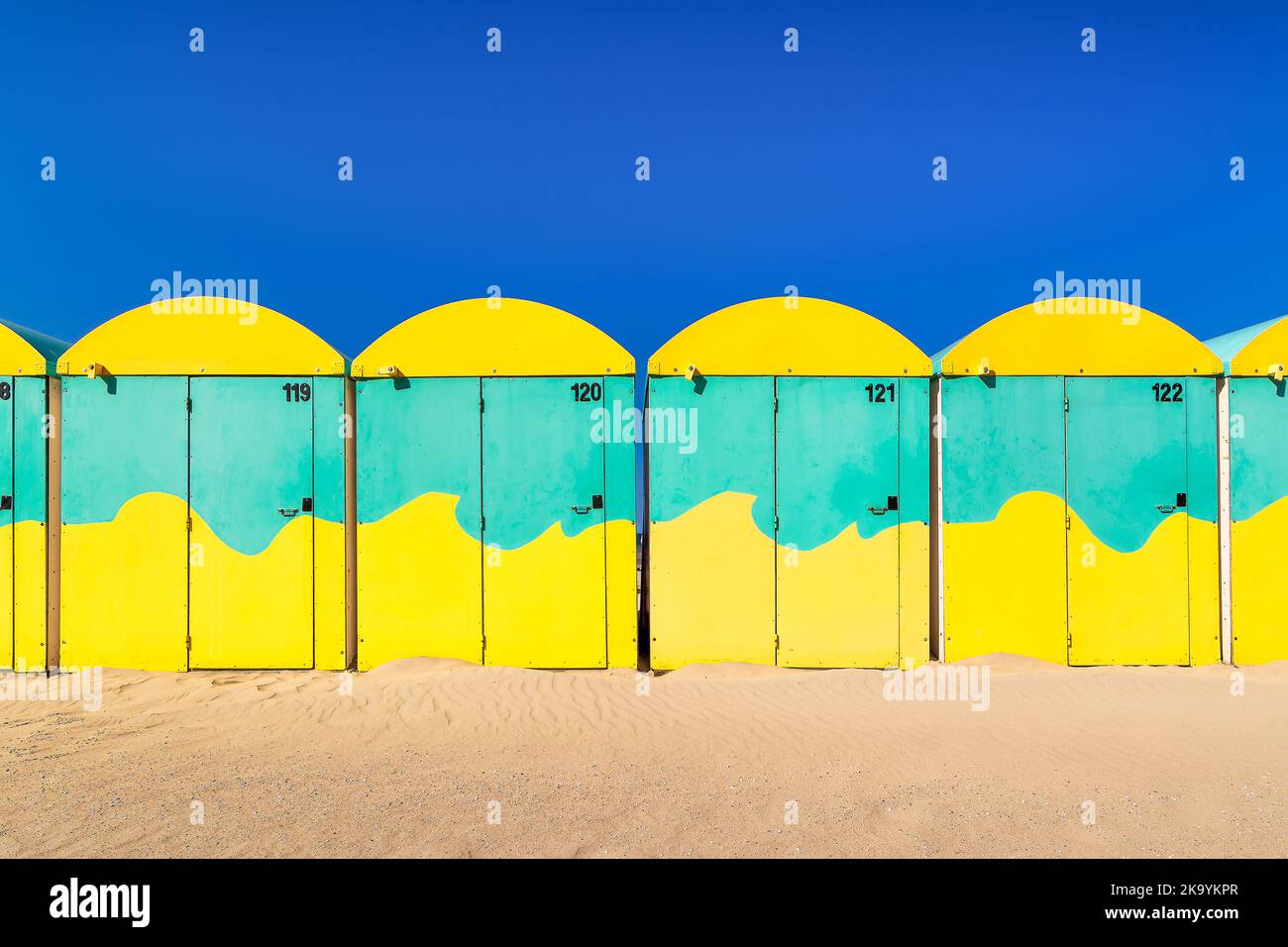 Malerische Aussicht auf farbige Strandhütten am Strand in Dünkirchen, Frankreich vor blauem Sommerhimmel Stockfoto