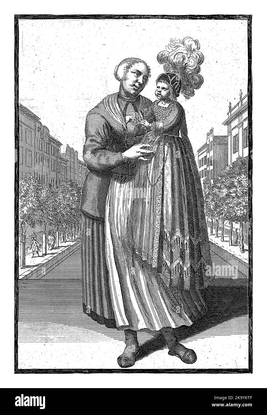 Eine Krankenschwester hält ein Kind auf ihrem Arm. Das Kind ist in ein reich verziertes Kleid gekleidet und trägt eine Mütze mit einer Feder auf dem Kopf. Drucken aus einer Serie von Stockfoto