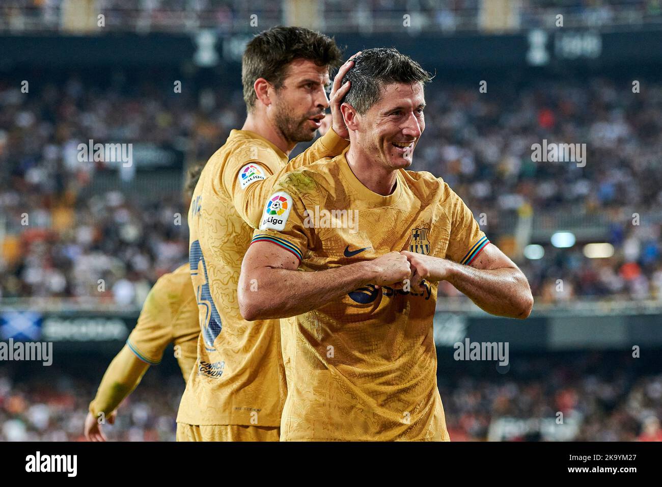 Valencia, Spanien. 29. Oktober 2022. Die Spieler des FC Barcelona, Robert Lewandowski und Gerard Pique, feiern ein Tor während der La Liga Santander 2022/2023 Spielrunde 36 zwischen Valencia CF und FC Barcelona im Mestalla Stadium. Letztes Mal Valencia CF 0:1 FC Barcelona. (Foto von Germán Vidal/SOPA Images/Sipa USA) Quelle: SIPA USA/Alamy Live News Stockfoto