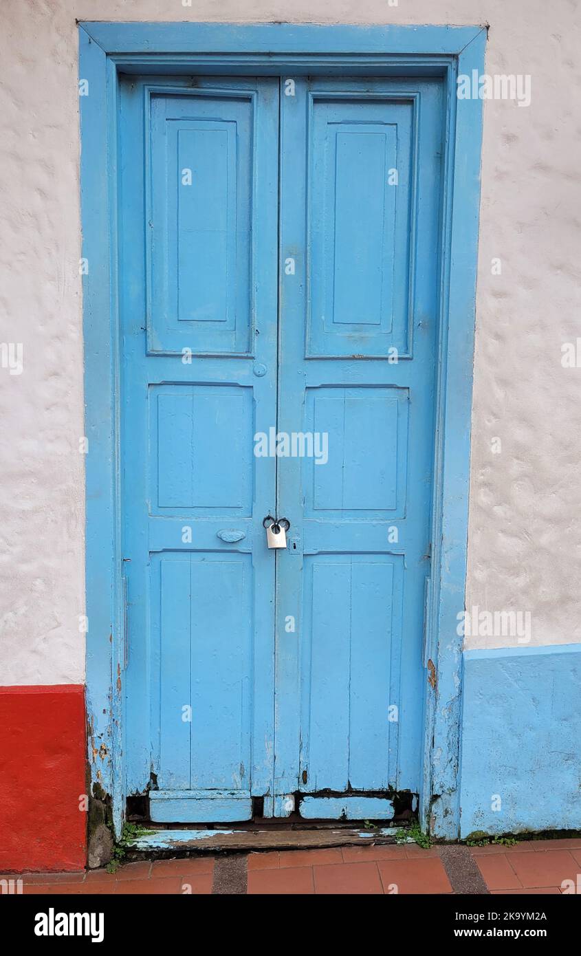 Blick auf eine alte bur bunte blaue Holztür Stockfoto