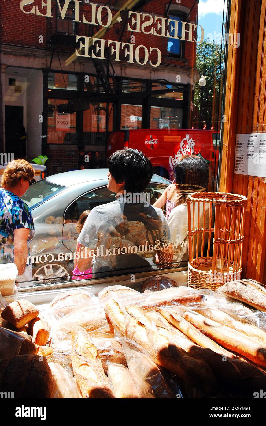 Eine italienische Salumeria verkauft Fleisch, Brot und Oliven im North End von Boston Stockfoto