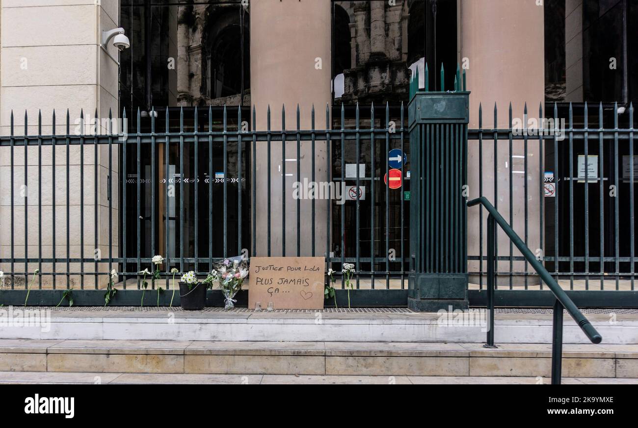 Eine Gedenkstätte vor dem Justizpalast in Nímes, Frankreich, die Gerechtigkeit für Lola fordert, ein 12-jähriges Mädchen, das am 14.. Oktober 2022 in Paris ermordet wurde. Stockfoto