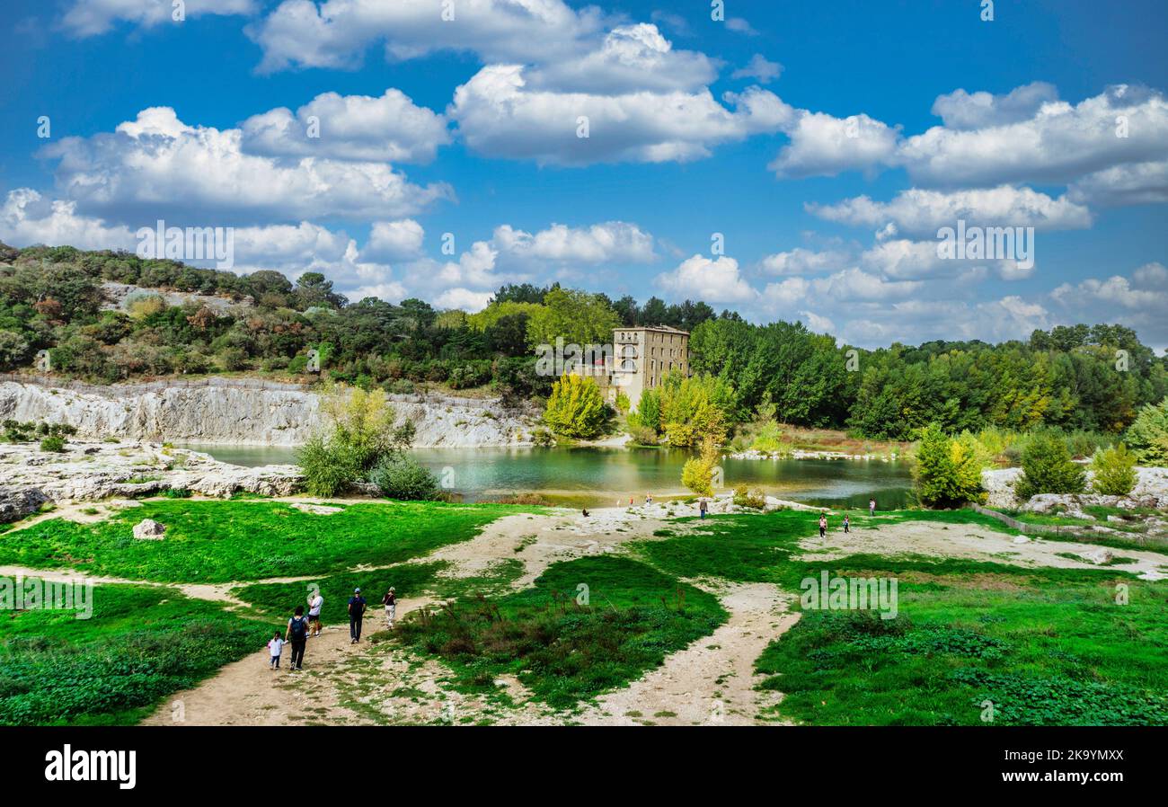 Der Fluss Gandon in Pont Du Gard, Frankreich in der Nähe des römischen Aquädukts aus dem 1.. Jahrhundert. Stockfoto