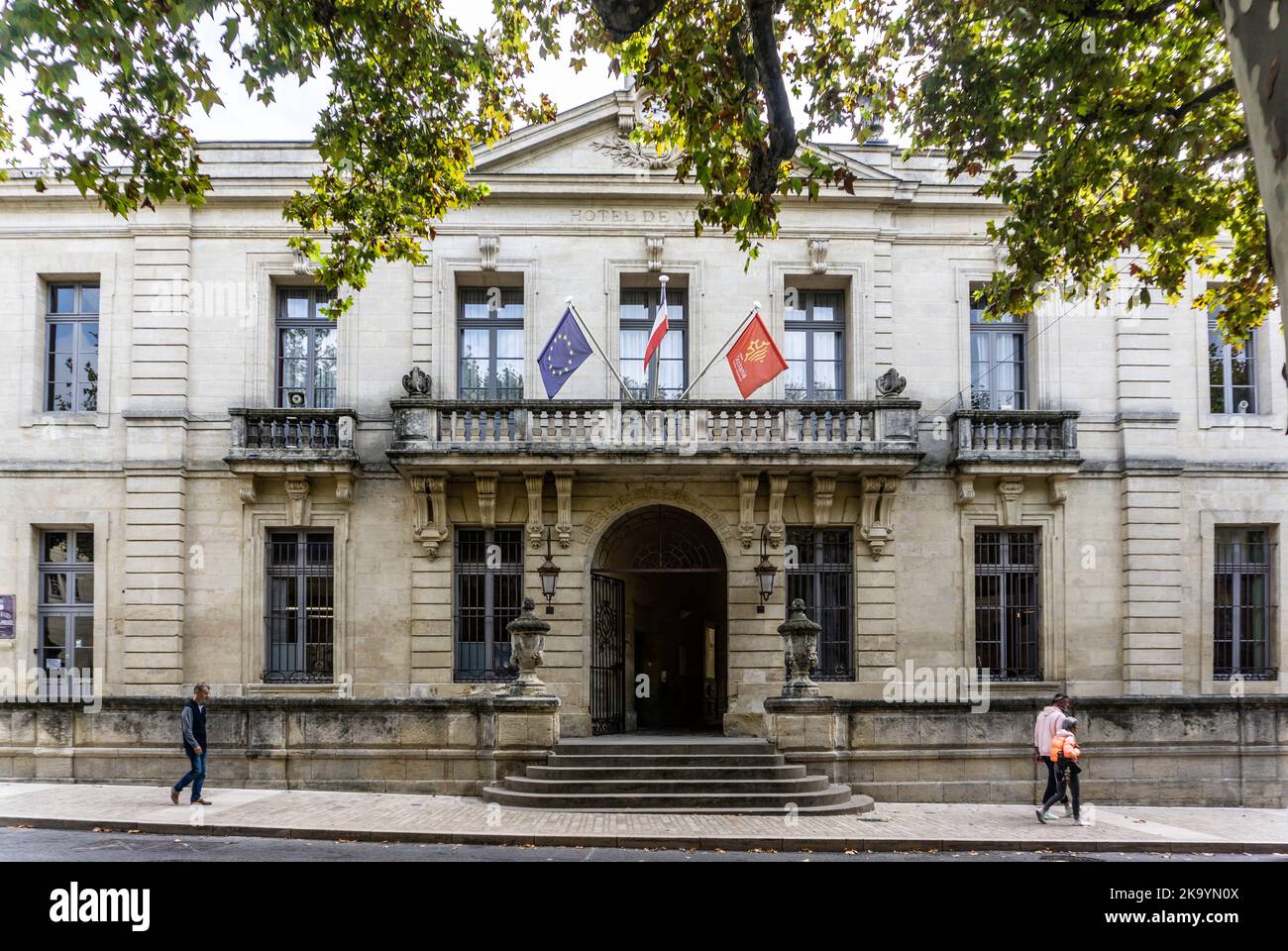 Das Rathaus in Uzes, Frankreich, zeigt das Motto der Französischen Revolution, Freiheit, Brüderlichkeit, Gleichheit. Stockfoto