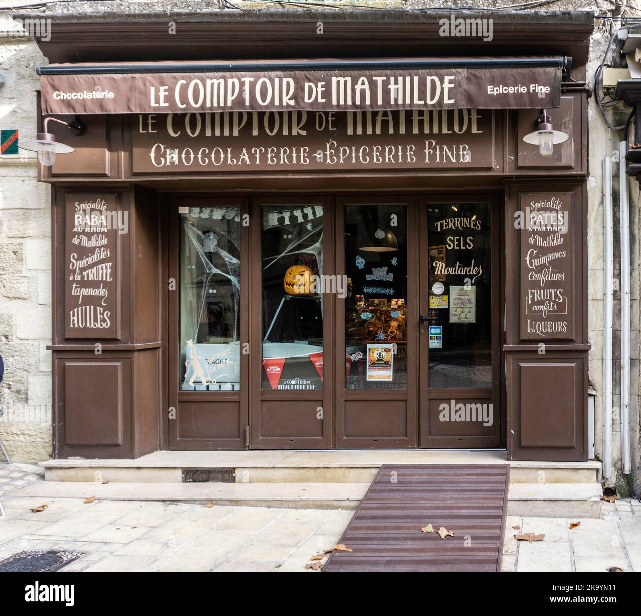 Eine Niederlassung von Le Comptoir de Mathilde in Uzes, Frankreich, die eine Reihe von Schokolade- und Feinkostprodukten verkauft. Stockfoto