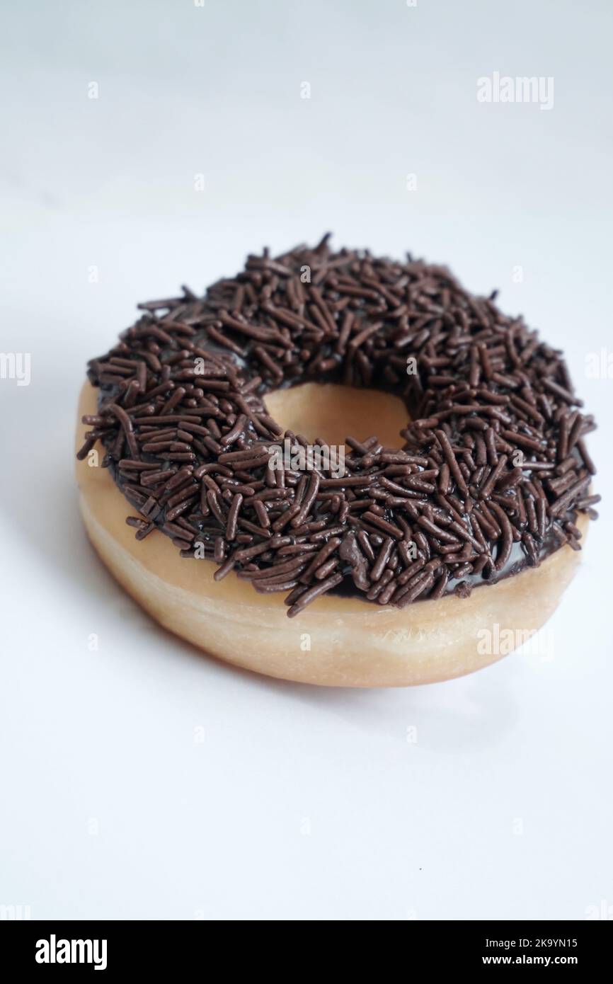 Schoko Donut isoliert auf weißem Hintergrund Stockfoto