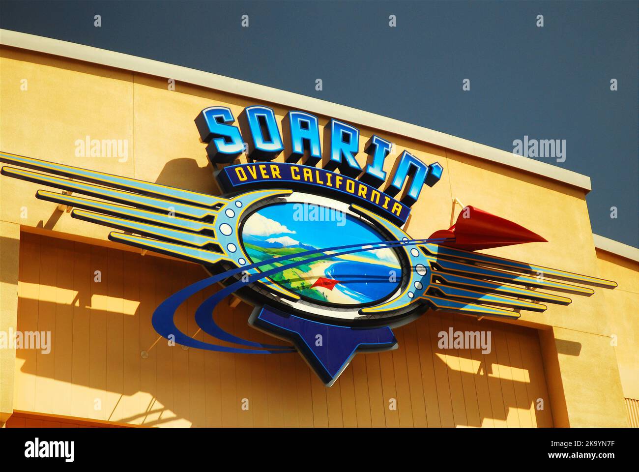 Ein Schild über dem Eingang zu Soarin Over California, einer Attraktion von Disney's California Adventure, begrüßt die Gäste der Attraktion Stockfoto