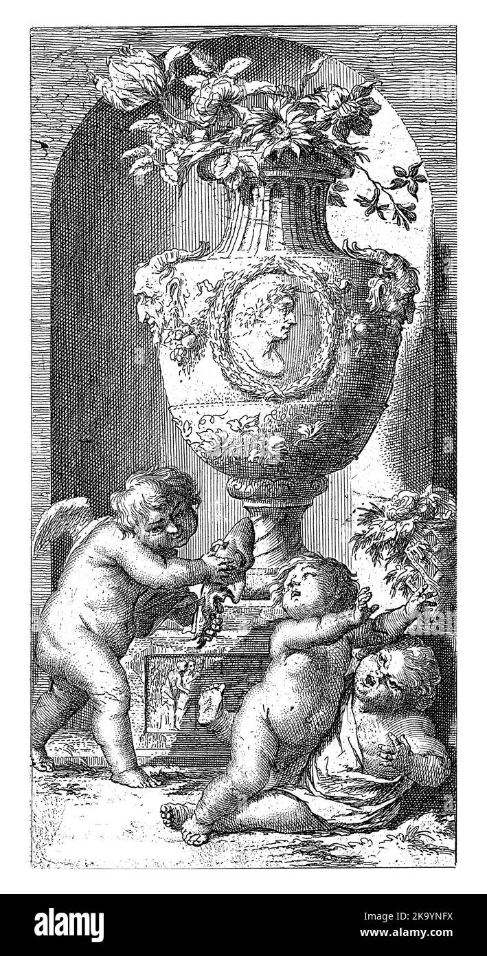 Allegorische Darstellung mit drei Putten mit einer klassischen Gartenvase in einer Nische. Stockfoto