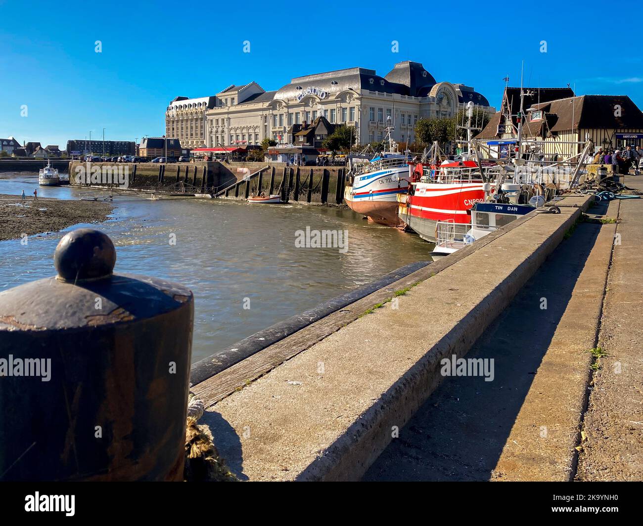 Deauville, Frankreich September 2022. Deauvilles kleiner malerischer Hafen mit dem Hotel Casino im Hintergrund. Stockfoto