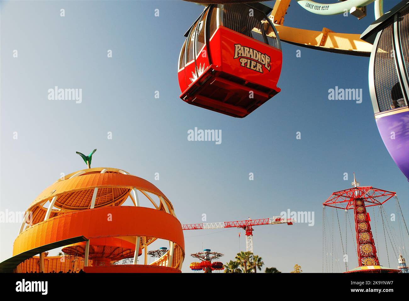 Viele Fahrgeschäfte sind in der Gegend am Paradise Pier, jetzt Pixar Pier in Disneyland's California Adventure genannt, vollgepackt Stockfoto